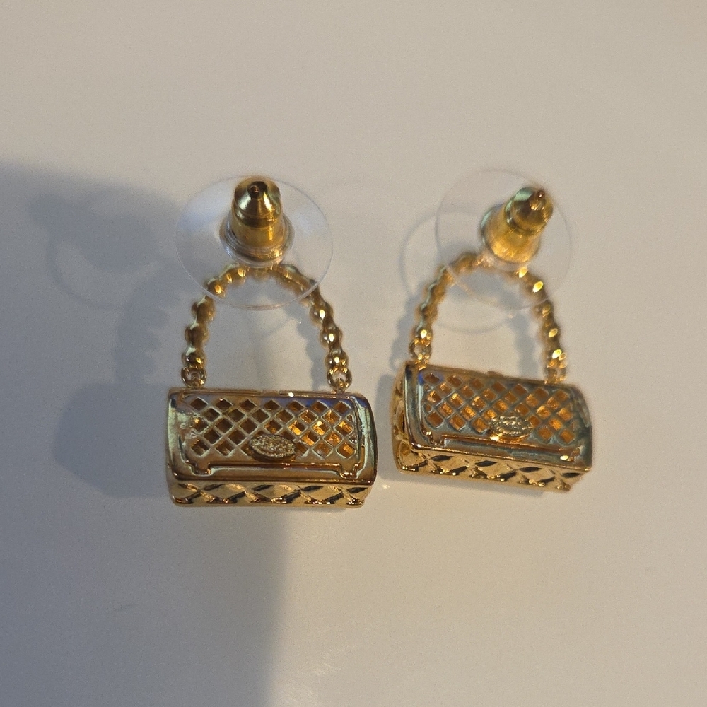 Elegant Gold and Pearl Handbag Earrings - Picture 3 of 3